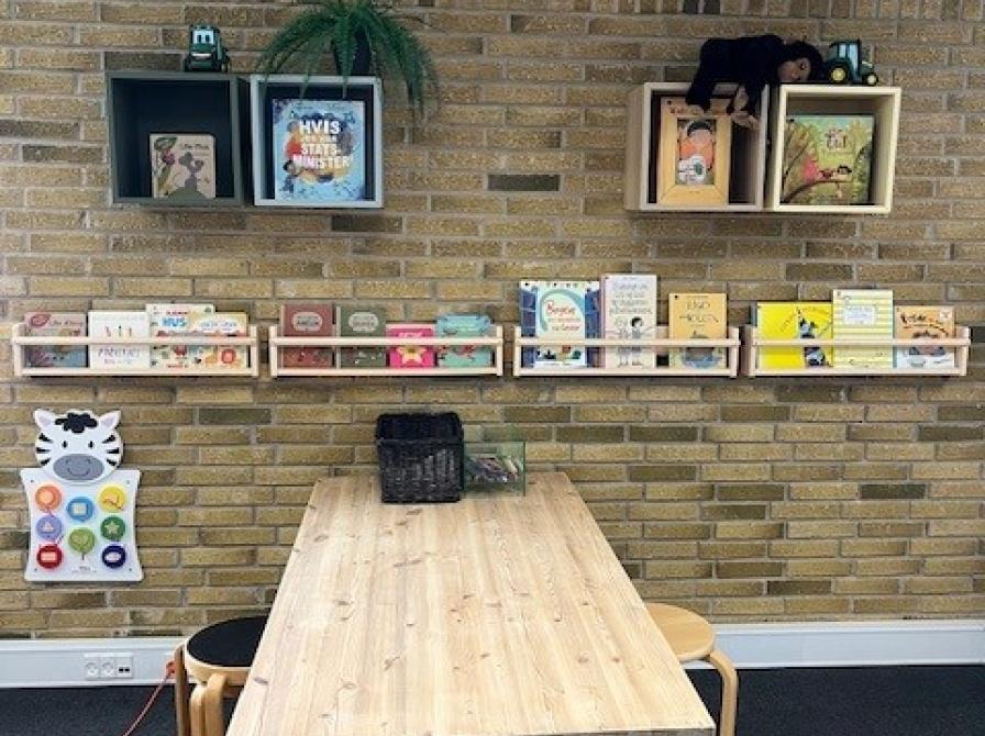 Terndrup Bibliotek - børneområde, kreabord!